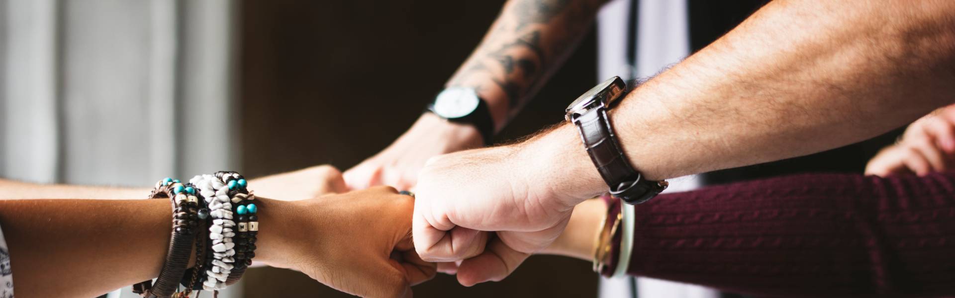 Cumprimento de punho sobre a secretária2